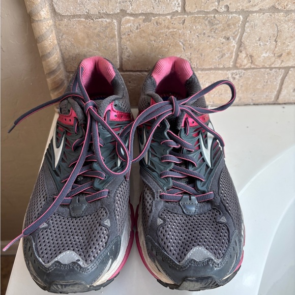 Brooks Shoes - Brooks Gray and Pink Athletic Running Shoes Women’s Size 9 Running Sneakers